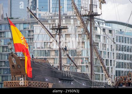 London, Großbritannien. September 2024. Die Galeón Andalucía, eine einzigartige Nachbildung des Schiffes, das von den Spaniern im 16. Bis 17. Jahrhundert benutzt wurde, passiert am frühen Abend die Tower Bridge bei der Ankunft in den Pool of London, bevor sie in St. Katherine's Dock anlegt, wo die Öffentlichkeit vor der Abfahrt am 6. Oktober einen Besuch abstatten kann. Das Schiff wurde 2010 gebaut und hat eine Bruttoraumzahl von 496. Quelle: Malcolm Park/Alamy Live News Stockfoto
