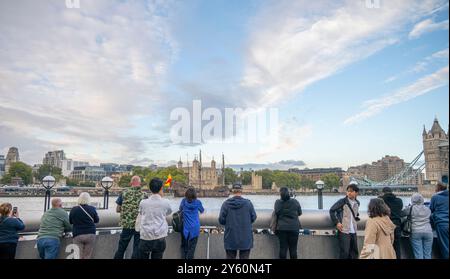 London, Großbritannien. September 2024. Die Galeón Andalucía, eine einzigartige Nachbildung des Schiffes, das von den Spaniern im 16. Bis 17. Jahrhundert benutzt wurde, passiert am frühen Abend die Tower Bridge bei der Ankunft in den Pool of London, bevor sie in St. Katherine's Dock anlegt, wo die Öffentlichkeit vor der Abfahrt am 6. Oktober einen Besuch abstatten kann. Das Schiff wurde 2010 gebaut und hat eine Bruttoraumzahl von 496. Quelle: Malcolm Park/Alamy Live News Stockfoto