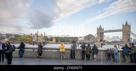 London, Großbritannien. September 2024. Die Galeón Andalucía, eine einzigartige Nachbildung des Schiffes, das von den Spaniern im 16. Bis 17. Jahrhundert benutzt wurde, passiert am frühen Abend die Tower Bridge bei der Ankunft in den Pool of London, bevor sie in St. Katherine's Dock anlegt, wo die Öffentlichkeit vor der Abfahrt am 6. Oktober einen Besuch abstatten kann. Das Schiff wurde 2010 gebaut und hat eine Bruttoraumzahl von 496. Quelle: Malcolm Park/Alamy Live News Stockfoto