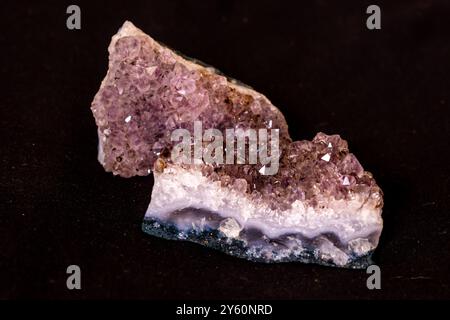 Kristalle einer Amethyst-Geode auf schwarzem Hintergrund Stockfoto