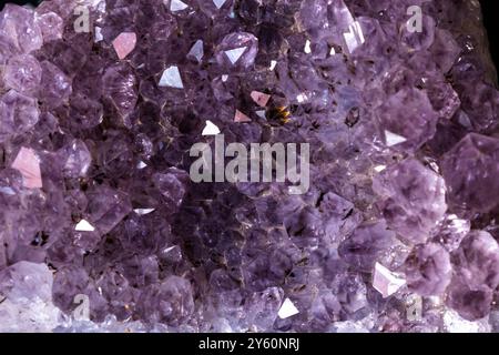 Nahaufnahme glänzender, leuchtend violetter Amethyst-Kristalle Stockfoto