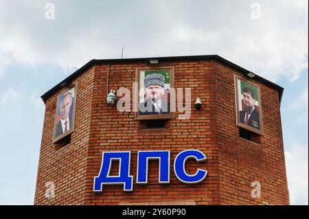 Grosny, Republik Tschetschenien, Russland, 12. Mai 2024. Porträts der politischen Führer Wladimir Putin, Ramsan Kadrow, Akhmat Kadyrow an der Fassade des Admi Stockfoto