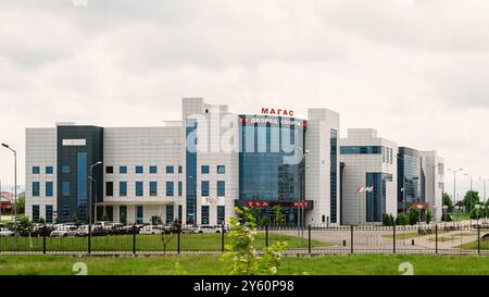 Nazran, Inguschetien, Russland, 12. Mai 2024. Magas Sports Palace in Nazran. Ein modernes Gebäude, in dem eine Sportschule für Kinder untergebracht ist und in dem ganz Russland untergebracht ist Stockfoto