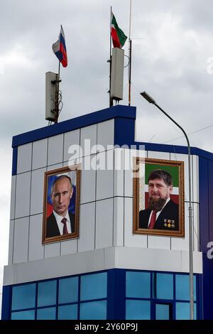 Grosny, Republik Tschetschenien, Russland, 12. Mai 2024. Porträts der politischen Führer Wladimir Putin, Ramsan Kadrow, Akhmat Kadyrow an der Fassade des Admi Stockfoto