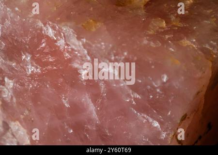 Nahaufnahme von leuchtendem rosafarbenem Rosenquarz in massiver Form Stockfoto