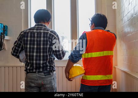 Architect erstellt Pläne für Ingenieure, um die Baupläne vor dem Bau zu prüfen und die Baukosten korrekt zu berechnen. Gemeinsame Blueprint-Überprüfung Stockfoto