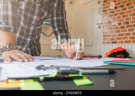 Architect erstellt Pläne für Ingenieure, um die Baupläne vor dem Bau zu prüfen und die Baukosten korrekt zu berechnen. Gemeinsame Blueprint-Überprüfung Stockfoto