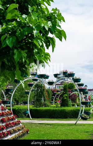 Grosny, Republik Tschetschenien, Russland: 12. Mai 2024. Stadtblick auf den Blumenpark. Blumenbogen mit Landschaftsgestaltung von Petunie-Pflanzen. Eine riesige Anzahl von Blumen Stockfoto