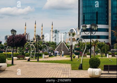 Grosny, Republik Tschetschenien, Russland: 12. Mai 2024. Stadtblick auf den Blumenpark. Blumenbogen mit Landschaftsgestaltung von Petunie-Pflanzen. Eine riesige Anzahl von Blumen Stockfoto