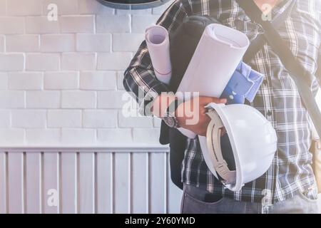 Architect erstellt Pläne für Ingenieure, um die Baupläne vor dem Bau zu prüfen und die Baukosten korrekt zu berechnen. Gemeinsame Blueprint-Überprüfung Stockfoto