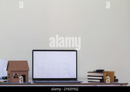 Ein Modellhaus liegt auf den Schreibtischen von Ingenieuren und Designern, um Investoren mit der Designarbeit zu begeistern, bevor sie beginnen. Home Design Ideen von Architekt Stockfoto