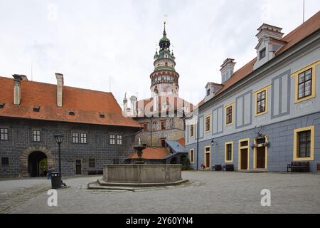 Tschechische Republik, Český Krumlov - 8. Mai 2024: Schlossturm vom Hof aus gesehen. Stockfoto