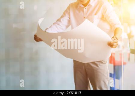 Architect erstellt Pläne für Ingenieure, um die Baupläne vor dem Bau zu prüfen und die Baukosten korrekt zu berechnen. Gemeinsame Blueprint-Überprüfung Stockfoto