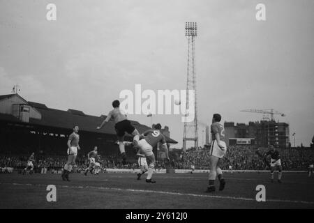 GORDON BANKS TORHÜTER DER STADT LEICESTER UND DEREK HINES GEGEN LIVESEY VON CHELSEA / 24. AUGUST 1960 Stockfoto