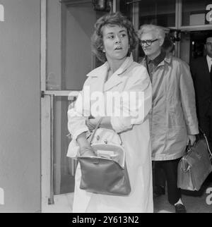 SCHAUSPIELERIN JOAN PLOWRIGHT IN LONDON / 12. AUGUST 1960 Stockfoto