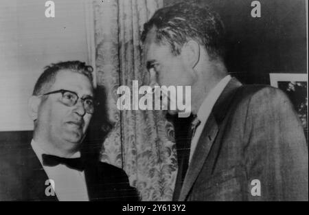 US-VIZEPRÄSIDENT RICHARD NIXON MIT FRANCIS POWERS VATER OLIVER / 11. AUGUST 1960 Stockfoto