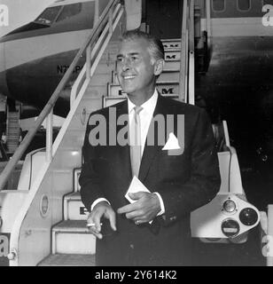 STEWART GRANGER – EHEMANN DER SCHAUSPIELERIN JEAN SIMMONS AM FLUGHAFEN LONDON / 4. AUGUST 1960 Stockfoto