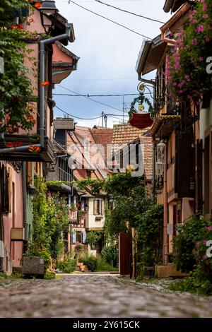 Alte Fachwerkhäuser in der historischen mittelalterlichen Altstadt von Eguisheim im Elsass und an der Elsass Weinstraße, Oberrhein, Grand Est, Frankreich, Europa Stockfoto