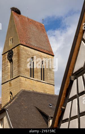 Alte Fachwerkhäuser in der historischen mittelalterlichen Altstadt von Eguisheim im Elsass und an der Elsass Weinstraße, Oberrhein, Grand Est, Frankreich, Europa Stockfoto