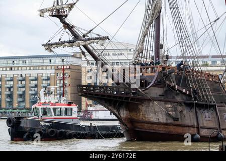 London, Großbritannien. 23. September 2024. Ein Schlepper führt Galeon Andalucia, eine vollständige Nachbildung eines spanischen Kriegsschiffs aus dem 17. Jahrhundert, das in die St. Katharine Docks übergeht. Das 500 Tonnen schwere, 162 49 m lange und 33 10 m breite Schiff ist eine schwimmende Touristenattraktion und lehrreiche Attraktion und wird bis zum 6. Oktober an den St. Katharine Docks anlegen. Sie wurde 2009 gestartet, hat mehr als 70.000 Seemeilen zurückgelegt und befindet sich in der Hauptstadt, nachdem sie 14 City European Tour absolviert hat. Quelle: Stephen Chung / Alamy Live News Stockfoto