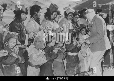 KINDER MIT DEM INDISCHEN PREMIERMINISTER JAWAHARLAL NEHRU, DER AM 11. JULI 1960 SÜSSIGKEITEN SCHENKT Stockfoto