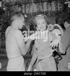 JANE BALDASARE UNTERWASSERSCHWIMMERIN IN KENT / 8. JULI 1960 Stockfoto