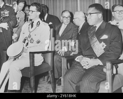 König Baudouin von Belgien und Joseph Kasa-Vubu, erster Präsident des neu unabhängigen Kongo, die bei der Unterzeichnung des Unabhängigkeitsgesetzes am 1. JULI 1960 zu sehen waren Stockfoto