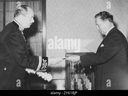 DER NEUE BRITISCHE BOTSCHAFTER SIR MICHAEL JUSTIN GRESSWELL ÜBERGIBT PRÄSIDENT TITO SEINE URKUNDE / 1. JULI 1960 Stockfoto