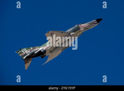 HOLLOMAN AIR FORCE BASE, N.M.: Ein F-4 Phantom II führt Luftmanöver über dem Showcenter durch 2011, während seiner Demonstration auf der „Legacy of Stockfoto