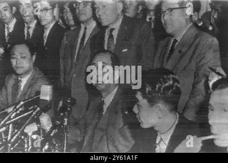 PRESSEKONFERENZ DES JAPANISCHEN PREMIERMINISTERS NOBUSUKE KISHI - BESUCH VON EISENHOWER VERSCHOBEN / 16. JUNI 1960 Stockfoto