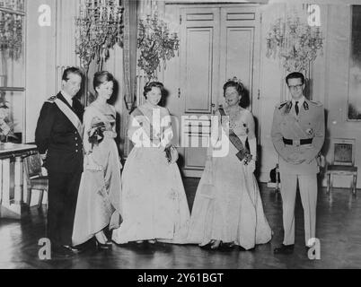 NIEDERLÄNDISCHE KÖNIGSFAMILIE, KÖNIGIN JULIANA MIT PRINZ ALBERT UND PRINZESSIN PAOLA, KÖNIG BADOUIN, BRÜSSEL 1. JUNI 1960 Stockfoto