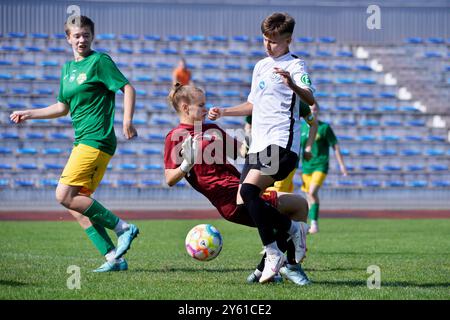 Kiew, Ukraine. September 2024. Kiew, Ukraine 23. September 2024 Amilina Tarsukova (70 Mariupol) kämpft um den Ball mit Kateryna Bezzubova (12 Podil) während der Spielmeisterschaft der Ukraine unter den Frauen der ersten Liga - Podil Kiew - Mariupol Mariupol (KUBANOV PAVLO UKR/SPP) Credit: SPP Sport Pressefoto. /Alamy Live News Stockfoto