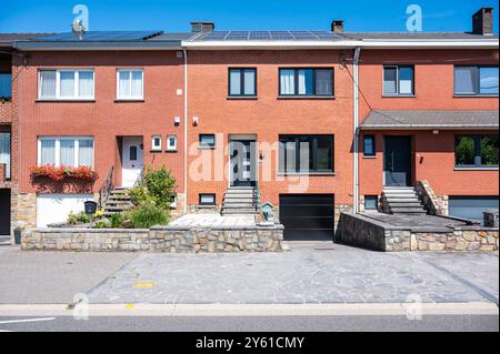 Awans, Wallonien, Belgien, 10. August 2024 - Fassade von Wohnhäusern in Folge Stockfoto