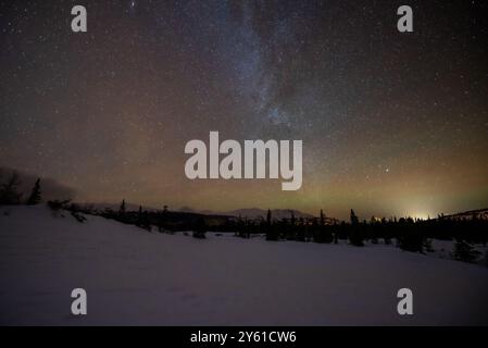 Die Stadt Carcross in der Nacht mit der Milchstraße oben in einer hellen, sternenklaren Nacht. Yukon Territory im Winter, Kanada. Stockfoto