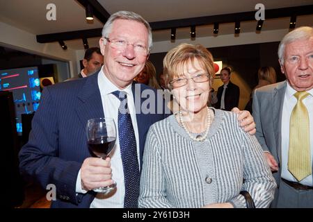 Bang & Olufsen eröffnen ihren neuen Wilmslow Showroom mit einem Besuch von Sir Alex Ferguson und seiner Frau Cathy Ferguson Stockfoto