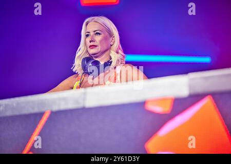 Denise van Outen dj bei einer Firmenveranstaltung Stockfoto