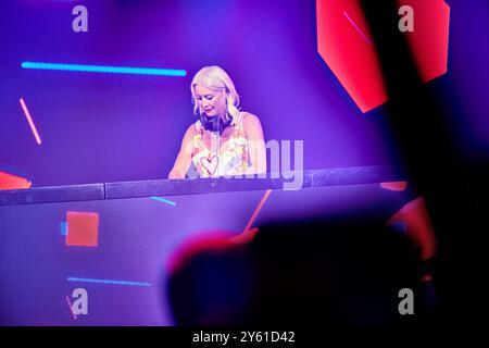 Denise van Outen dj bei einer Firmenveranstaltung Stockfoto