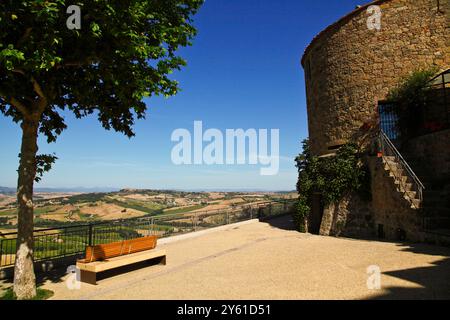 Sommerlandschaft von Val d'Orcia mit typischen Zypressen Provinz Siena, Toskana, Italien Stockfoto