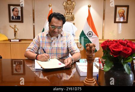 Neu-Delhi, Indien. September 2024. NEW DELHI, INDIEN - 23. SEPTEMBER: Der neue Kabinettsminister Mukesh Kumar Ahlawat übernimmt offiziell seine Aufgaben im Delhi-Sekretariat am 23. September 2024 in Neu-Delhi, Indien. Mukesh Kumar Ahlawat, das neue Gesicht im ministerrat, wurde den fünf Abteilungen zugewiesen, die Anand innehatte, darunter Arbeit, Beschäftigung sowie Sozialhilfe und Sozialhilfe. (Foto: Sonu Mehta/Hindustan Times/SIPA USA) Credit: SIPA USA/Alamy Live News Stockfoto