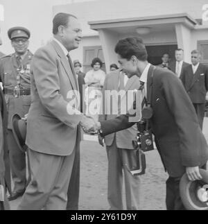 PRÄSIDENT DES PAKISTANISCHEN FELDMARSCHALLS AYUB KHAN AM FLUGHAFEN LONDON / 16. MAI 1960 Stockfoto