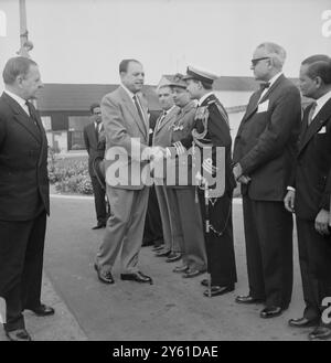 PRÄSIDENT DES PAKISTANISCHEN FELDMARSCHALLS AYUB KHAN AM FLUGHAFEN LONDON / 16. MAI 1960 Stockfoto