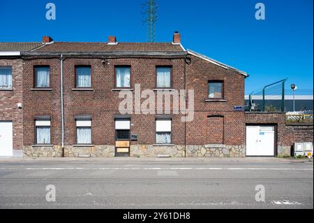 Tilleur, Lüttich, Belgien, 10. August 2024 - verlassene Ziegelsteinhäuser auf einem Industriegelände Stockfoto