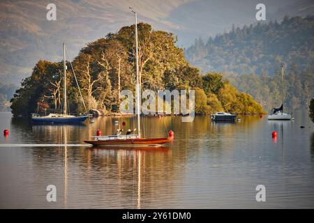 Eine kleine Insel auf Windermere im Lake District Englands größtem See Stockfoto