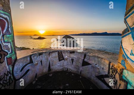 Lange Pause bei Sonnenuntergang an einem mediterranen Strand, Wasserbewegung, goldene Stunde und Landschaft inspirierend Ruhe und Fülle Stockfoto