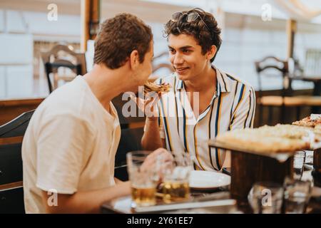 Freunde genießen Pizza und Getränke in einem gemütlichen Restaurant Stockfoto
