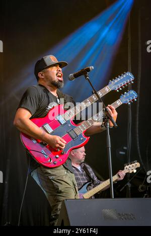 George Leach, STL'atl'imx First Nation, Rockmusiker, Schauspieler, spielt elektrische Gitarre mit Doppelhals Stockfoto