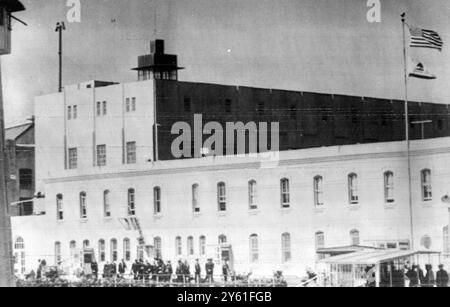 OFFIZIELLE ZEUGEN, DIE NACH DER HINRICHTUNG VON CARYL CHESSMAN AM 2. MAI 1960 AUS DER GASKAMMER DES SAN QUENTIN GEFÄNGNISSES AUSREISEN Stockfoto