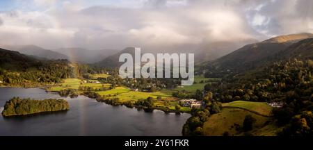 Luftpanorama des Dorfes und des Sees von Grasmere im Lake District National Park mit ruhigem Wasser und Sonnenschein im Tal und einem Bruder Stockfoto