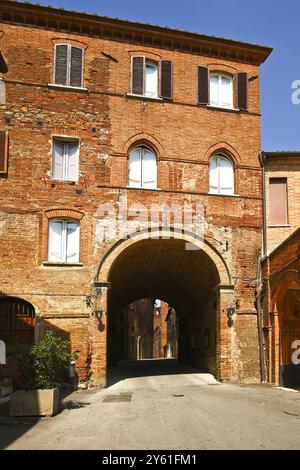 Torrita von Siena, Siena: Mittelalterliche Denkmäler auf dem Matteotti-Platz Stockfoto