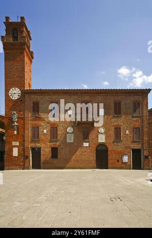 Torrita von Siena, Siena: Mittelalterliche Denkmäler auf dem Matteotti-Platz © Marco Anghinoni / GraziaNeri Stockfoto